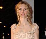 Nude toujours pour Sandrine Kiberlain et sa peau de pêche. Sa robe est un véritable bijou pour la 35ème Cérémonie des César, le 27 février 2010