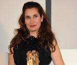 Comme sa consoeur Aure Atika, Emmanuelle Devos a joué la discrétion dans une longue robe noire qui lui allait à la perfection, lors de la 35ème Cérémonie des César, le 27 février 2010