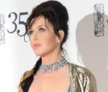 Isabelle Adjani, resplendissante dans une robe signée Azzaro, parée de bijoux de la maison de Grisogono et de souliers Fendi, à la 35ème Cérémonie des César, le 27 février 2010