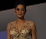 Marion Cotillard était une sublime présidente dans un fourreau brodé de georgette de lurex et soie or signé Dior à la 35ème Cérémonie des César, le 27 février 2010