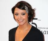 Toujours originale, Emma de Caunes a tout bon avec cette robe noire, strassée sur le devant pour la 35ème Cérémonie des César, le 27 février 2010. Une mention particulière pour son magnifique bijou de cheveux. 