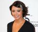 Toujours originale, Emma de Caunes a tout bon avec cette robe noire, strassée sur le devant pour la 35ème Cérémonie des César, le 27 février 2010. Une mention particulière pour son magnifique bijou de cheveux. 