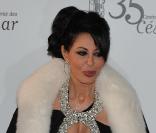 Yamina Benguigui a opté pour un décolleté sexy mais a pensé au boa en fourrure pour se protéger du froid, lors de la 35ème Cérémonie des César, le 27 février 2010