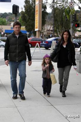 Jason Bateman, de sortie à Los Angeles, le dimanche 21 février, avec son épouse Amanda, et sa fille Francesca.