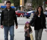Jason Bateman, de sortie à Los Angeles, le dimanche 21 février, avec son épouse Amanda, et sa fille Francesca.