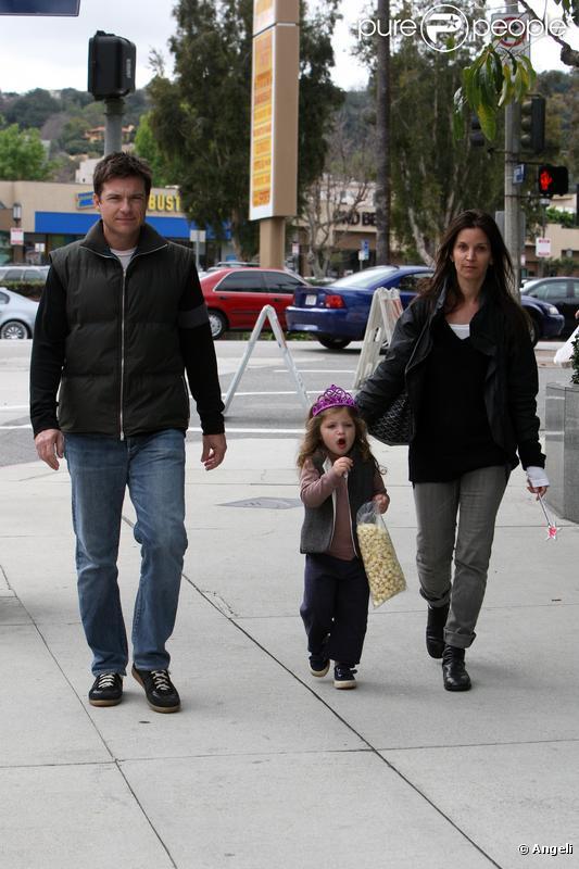 Jason Bateman, de sortie à Los Angeles, le dimanche 21 février, avec son épouse Amanda, et sa fille Francesca.