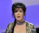 Isabelle Adjani, vêtue d'une toilette signée Azzaro, de bijoux de la maison de Grisogono et de souliers Fendi, reçoit le César de la meilleure actrice pour La Journée de la jupe le 27 février 2010