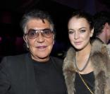 Lindsay Lohan très élégante au côté de Roberto Cavalli lors de la soirée Roberto Cavalli à Milan à l'occasion de la Fashion Week le 28 février 2010