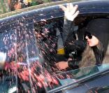 A la sortie d'une défilé de mode, Lindsay Lohan se rend à l'aéroport de Milan et ne peut s'empêcher de s'en prendre aux paparazzi présents en leur jetant une canette de RedBull le 1er mars 2010 