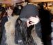 A la sortie d'une défilé de mode, Lindsay Lohan se rend à l'aéroport de Milan et ne peut s'empêcher de s'en prendre aux paparazzi présents en leur jetant une canette de RedBull le 1er mars 2010