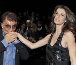 Roberto Cavalli ne résiste pas aux charmes de la belle Elisabetta Canalis lors de la soirée Roberto Cavalli à Milan à l'occasion de la Fashion Week le 28 février 2010