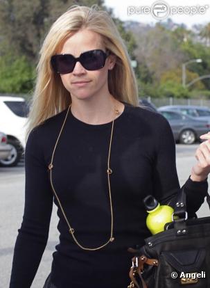 Reese Witherspoon s'est rendue au salon de coiffure Neil George à West Hollywood le 1er mars 2010