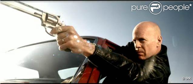 Après les guest stars musicales, Gorillaz s'offre... Bruce Willis pour le clip du premier extrait de l'album  Plastic Beach  :  Stylo 