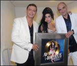Amy Winehouse entourée de Valéry Zeitoun et Pascal Nègre