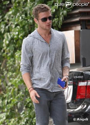 Ryan Philippe se promène seul dans les rues d'Hollywood le 2 mars 2010