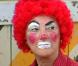 Claudette : pas très heureuse malgré son costume de clown