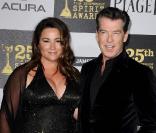 Pierce Brosnan et son épouse aux 25e Film Independant Spirit Awards, le 5/03/2010, à Los Angeles.