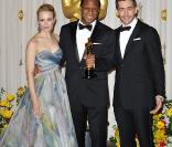 Rachel McAdams et Jake Gyllenhaal félicitant Geoffrey Fletcher pour Precious (lauréat de la meilleure adaptation) dans la ''press room'' des Oscars le 7 mars 2010