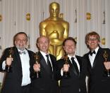Joe Letteri, Stephen Rosenbaum, Richard Baneham et Andrew R. Jones, lauréats pour les effets visuels d'Avatar, dans la ''press room'' des Oscars le 7 mars 2010