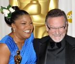 Mo'Nique, lauréate du prix de la meilleure actrice dans un second rôle, au côté de Robin Williams, dans la ''press room'' des Oscars le 7 mars 2010