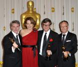 Robert Stromberg, Rick Carter et Kim Sinclair, lauréats pour les meilleurs décors d'Avatar, avec Sigourney Weaver dans la ''press room'' des Oscars le 7 mars 2010