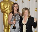 Kathryn Bigelow, réalisatrice de Démineurs, et Barbra Streisand, dans la ''press room'' des Oscars le 7 mars 2010