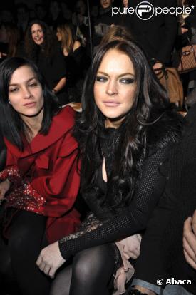 Lindsay Lohan assiste à la collection de prêt-à-porter automne-hiver 2010 de John Galliano à Paris en mars 2010 