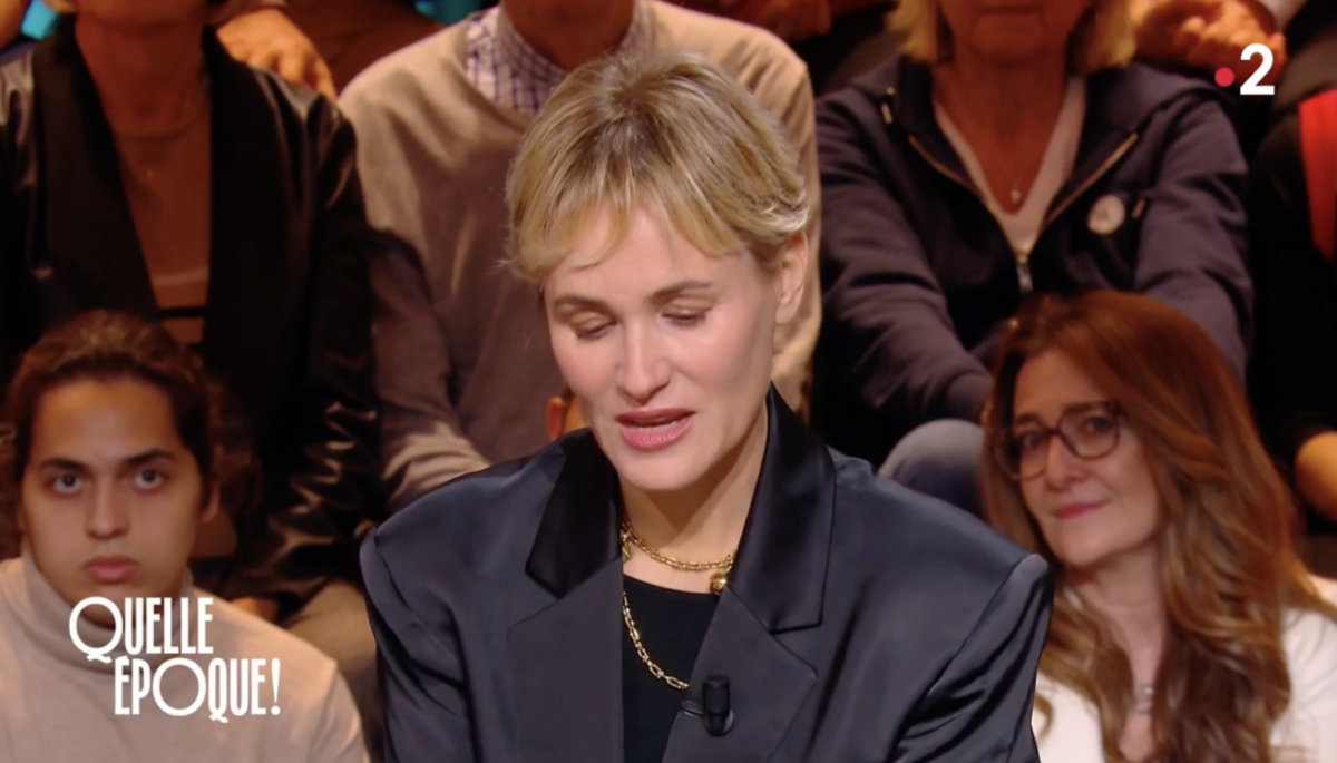 Photo Judith Godrèche en larmes sur le plateau de l émission Quelle époque samedi