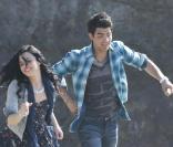 Demi Lovato et Joe Jonas (Jonas Brothers) officialisent leur love story dans l'émission américaine  Access Hollywood .