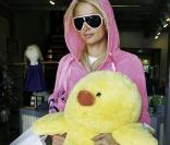 Paris Hilton se rend dans un magasin de jouets de Los Angeles pour acheter une énorme peluche, samedi 13 mars.