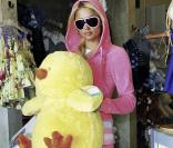 Paris Hilton se rend dans un magasin de jouets de Los Angeles pour acheter une énorme peluche, samedi 13 mars.