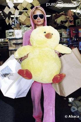 Paris Hilton se rend dans un magasin de jouets de Los Angeles pour acheter une énorme peluche, samedi 13 mars.