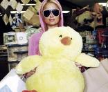 Paris Hilton se rend dans un magasin de jouets de Los Angeles pour acheter une énorme peluche, samedi 13 mars.