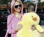 Paris Hilton se rend dans un magasin de jouets de Los Angeles pour acheter une énorme peluche, samedi 13 mars.