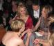 Carey Mulligan félicite Kathryn Bigelow sous les yeux de Jeremy Renner, à l'occasion de la grande soirée organisée par le magazine  Vanity Fair , juste après la 82e cérémonie des Oscars, à Los Angeles, le 7 mars 2010.