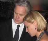 Tim Robbins échange son numéro avec une belle blonde, à l'occasion de la grande soirée organisée par le magazine  Vanity Fair , juste après la 82e cérémonie des Oscars, à Los Angeles, le 7 mars 2010.