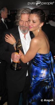 Maggie Gyllenhaal dans les bras de son partenaire Jeff Bridges, à l'occasion de la grande soirée organisée par le magazine  Vanity Fair , juste après la 82e cérémonie des Oscars, à Los Angeles, le 7 mars 2010.