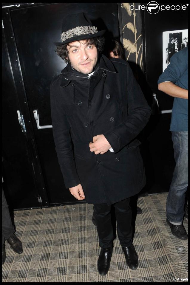 Matthieu Chedid à l'occasion de l'inauguration du Bus Palladium, dans le IXe arrondissement de Paris, le 16 mars 2010.