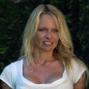 Quand la bombe Pamela Anderson sort de chez elle, c'est pieds nus, sans maquillage... et sans vêtements !