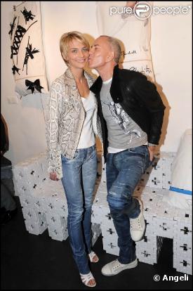 Sarah Marshall et Jean-Claude Jitrois à l'occasion de  Heavenly Dreams , la vente aux enchères d'oreillers de stars au profit de l'Unicef en faveur des enfants d'Haïti, à Paris, le 18 mars 2010.