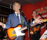 Gérard Holtz chante à l'occasion du prix Nomad's, à Paris, le 18 mars 2010 !