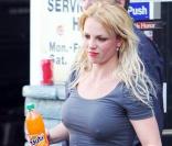Britney Spears se rend dans une station service de Los Angeles, vendredi 20 mars... et a vraisemblablement oublié de mettre un soutien-gorge !