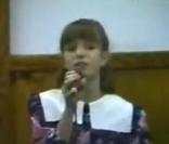 Britney Spears interprète  Love can build a bridge , dans une église de Louisiane, en 1993 : elle n'a que 11 ans.