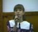 Britney Spears interprète Love can build a bridge , dans une église de Louisiane, en 1993 : elle n'a que 11 ans.