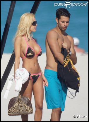 Samedi 20 mars, sur une plage de Malibu, Shauna Sand et son nouveau boyfriend filent le parfait amour.