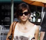 En l'absence de sa fille, Jessica Alba s'offre une petite virée shopping, samedi 20 mars, dans les rues de Los Angeles.