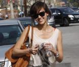 En l'absence de sa fille, Jessica Alba s'offre une petite virée shopping, samedi 20 mars, dans les rues de Los Angeles.