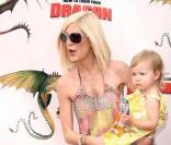 Tori Spelling en famille à l\'avant-première de How to train a dragon (21 mars  2010, Los Angeles)
