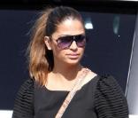 Camila Alves prend soin de son fils Levi en faisant quelques courses au whole Foods Market pendant que Matthew s'occupe de la petite Vida à la maison le 20 mars 2010