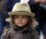 Matthew McConaughey et son épouse Camila Alves et leur fils Levi se promènenent dans Soho à New York le 11 mars 2010